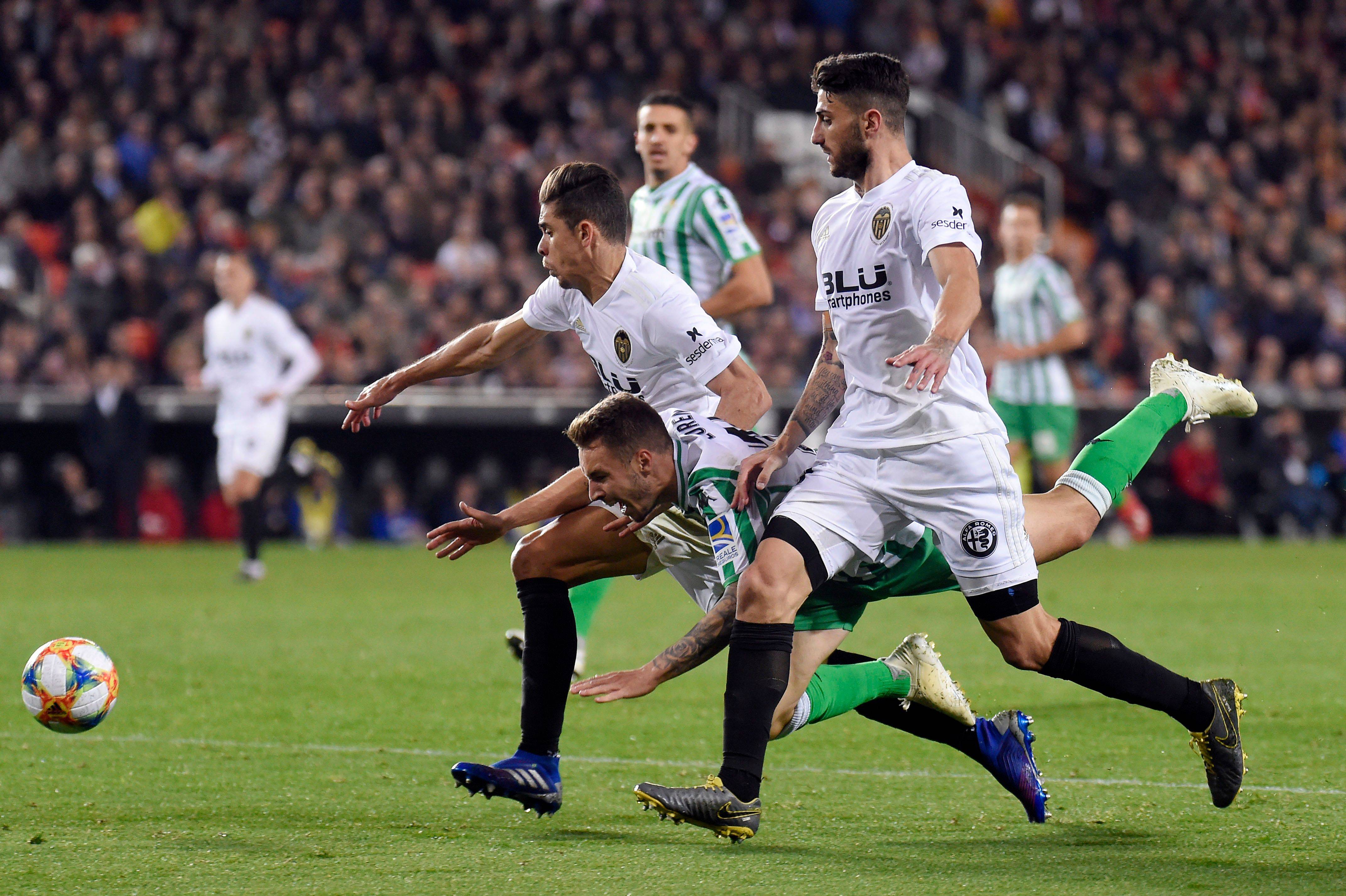 包含塞尔塔主场战平阿拉维斯，平分秋色的词条