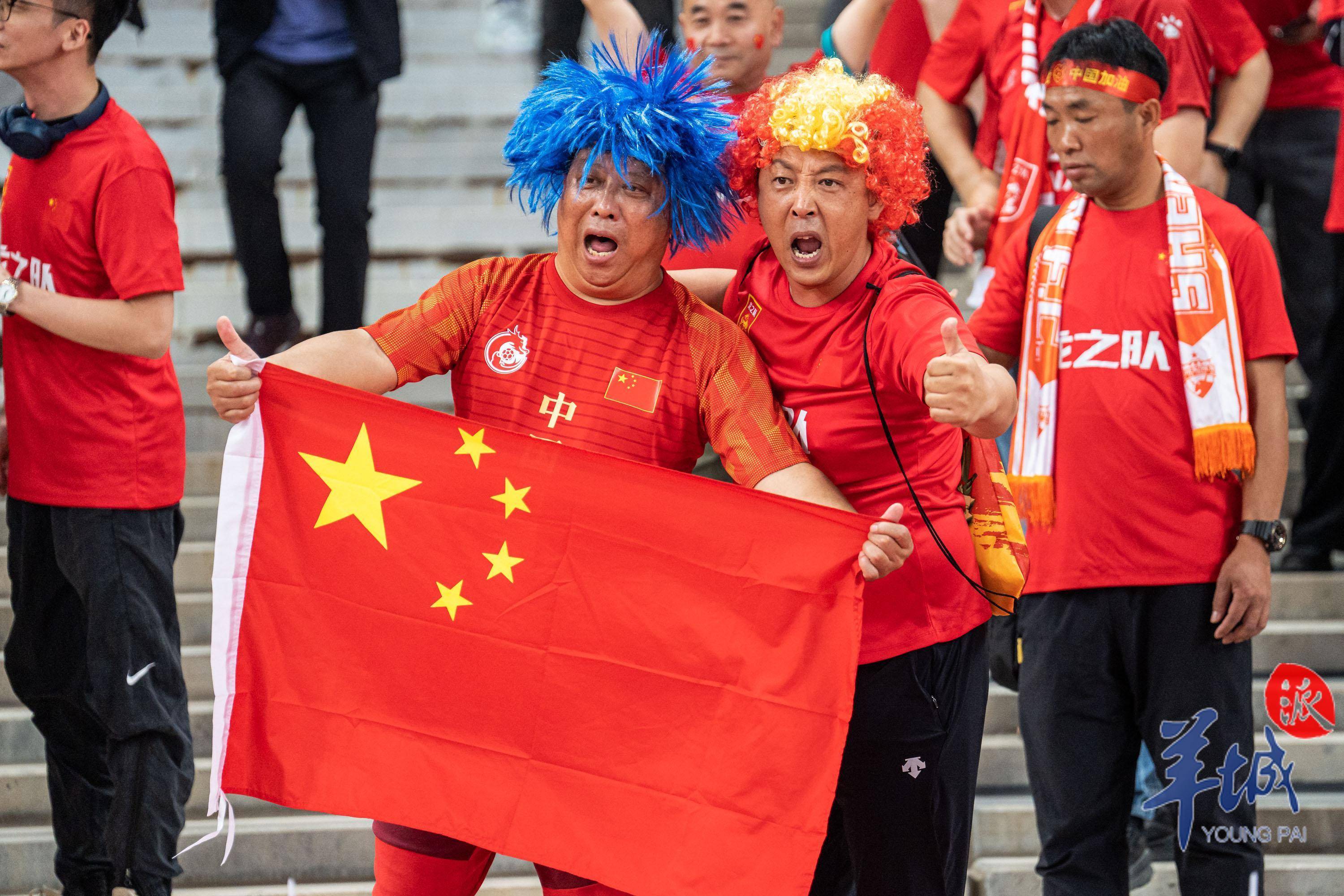 爆发狂欢！球迷沸腾庆祝胜利的简单介绍