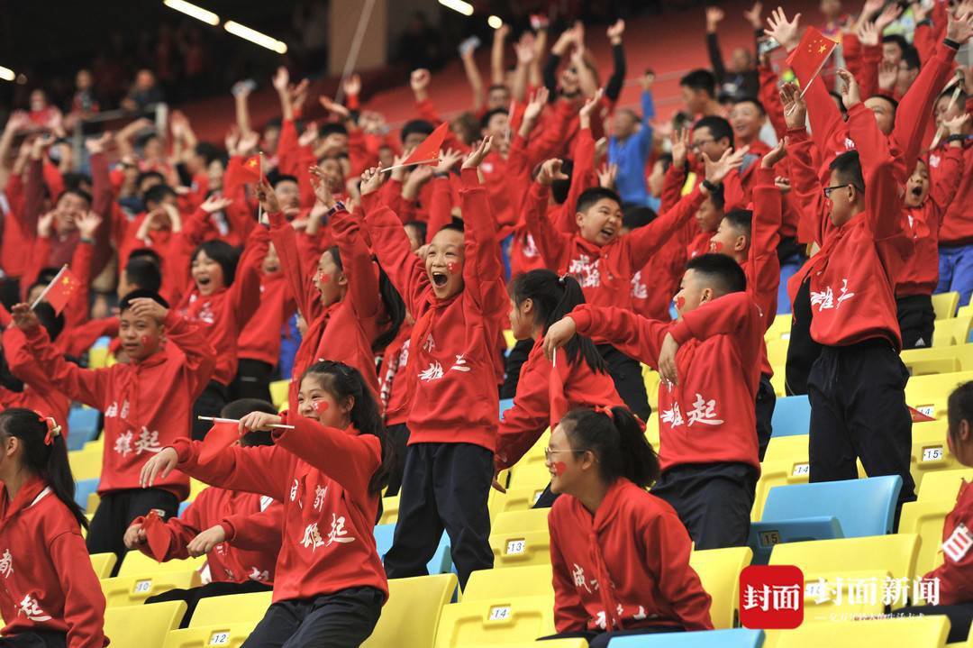 爆发狂欢！球迷沸腾庆祝胜利的简单介绍