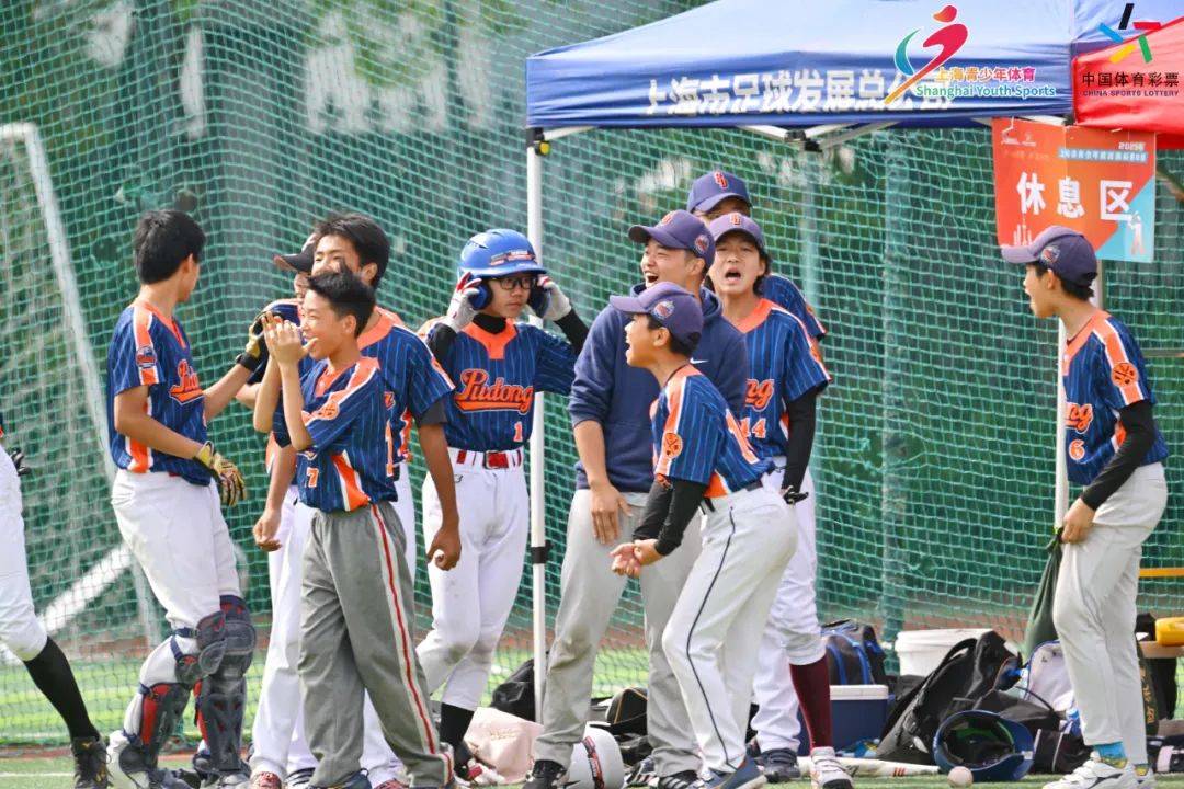 关于棒球比赛场面激烈，选手奋力对抗的信息