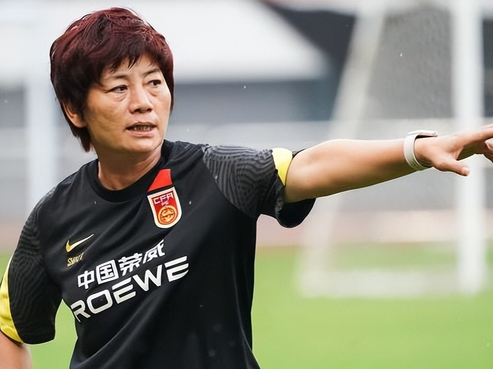 中国女足主帅刘毅获得年度最佳教练奖项 中国女足主帅刘毅获得年度最佳教练奖项