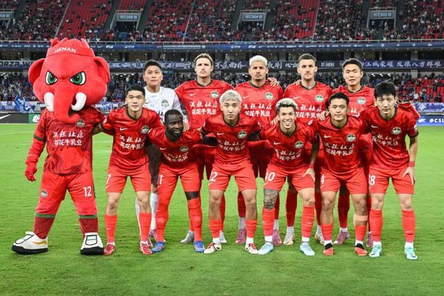 河南嵩山龙门队客场大胜青岛黄海，保持领先的简单介绍