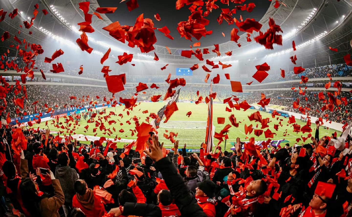 精彩比赛吸引无数球迷驻足观看