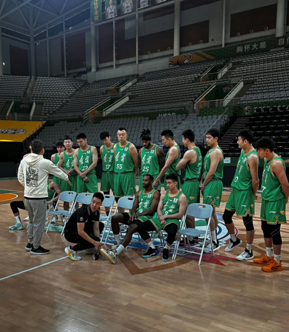 山东队鏖战雄鹿,张镇麟扛起全队 山东队鏖战雄鹿,张镇麟扛起全队