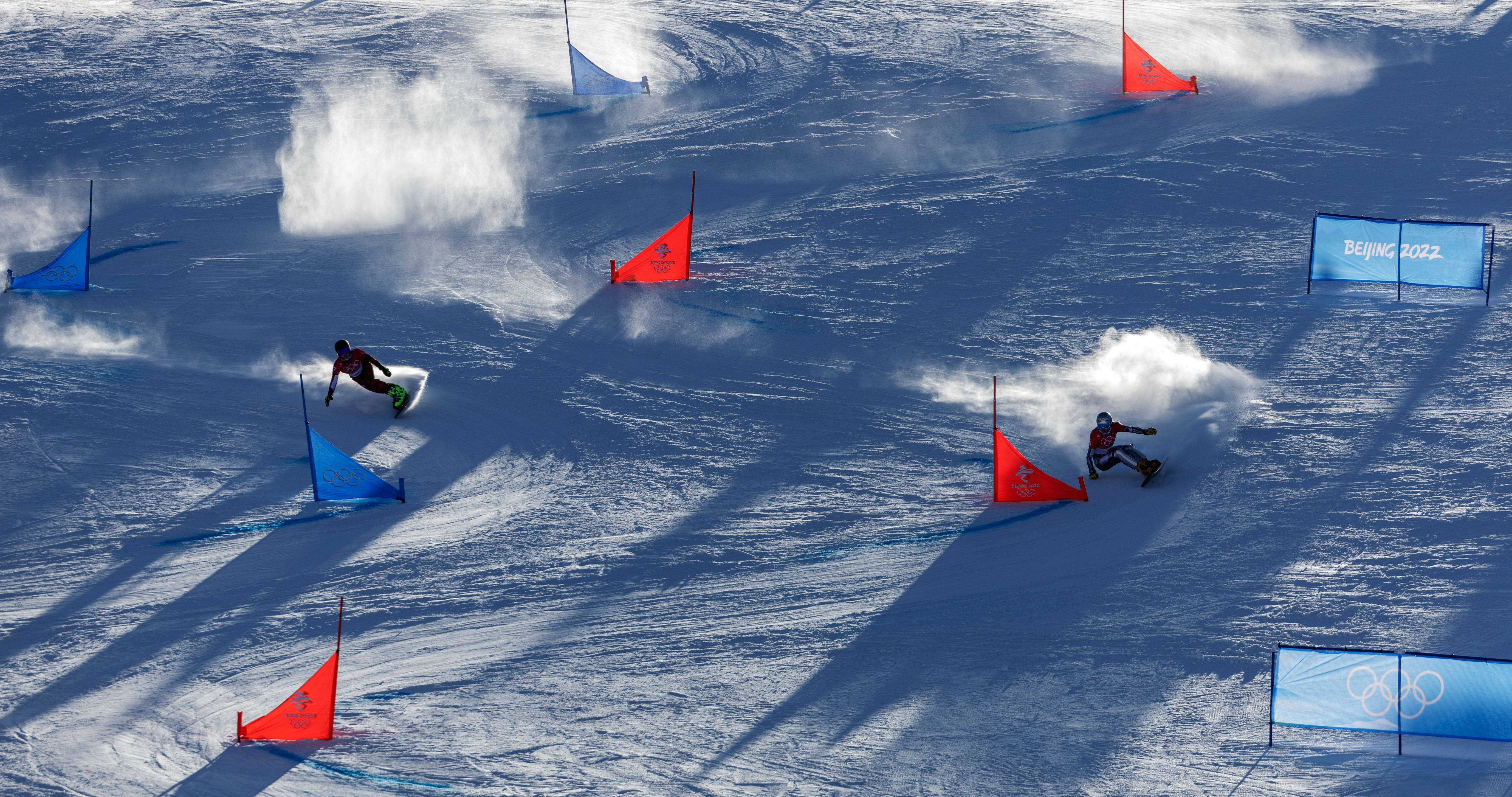 奥地利单板滑雪选手夺冠，飞驰冰雪