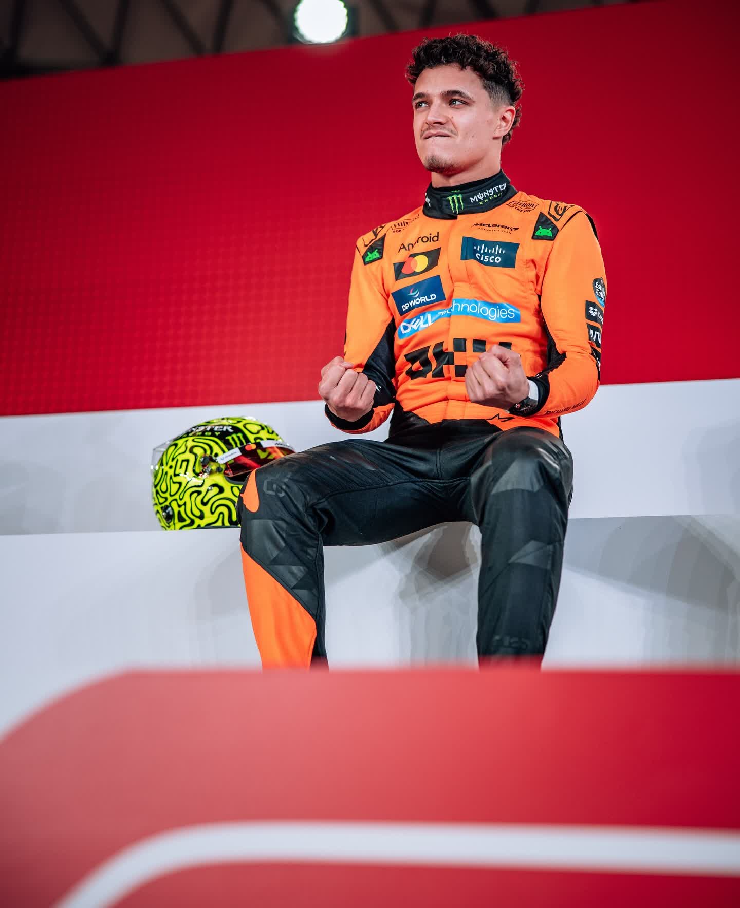 雷诺车队鏖战阿斯顿马丁，汉密尔顿状态火热